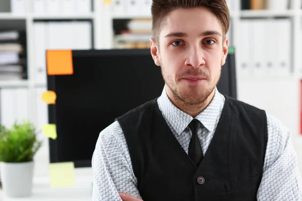 Bel homme en costume et cravate stand dans le bureau — Photo