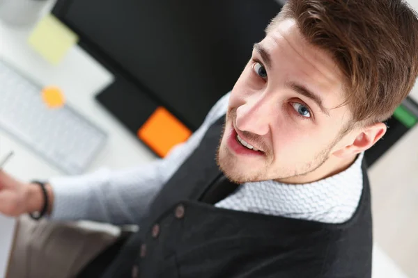 Fiatal férfi az office workspace Vértes mosoly — Stock Fotó