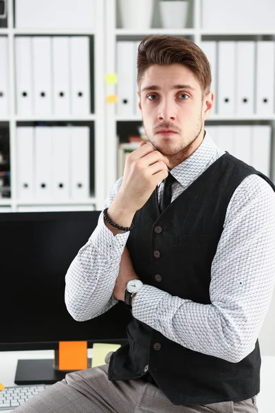 Hombre guapo de traje y corbata en la oficina — Foto de Stock