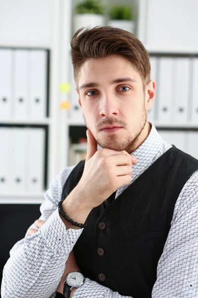 Bel homme en costume et cravate stand dans le bureau — Photo