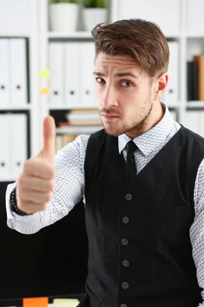 Salon du bras masculin OK ou confirmer pendant la conférence au bureau — Photo