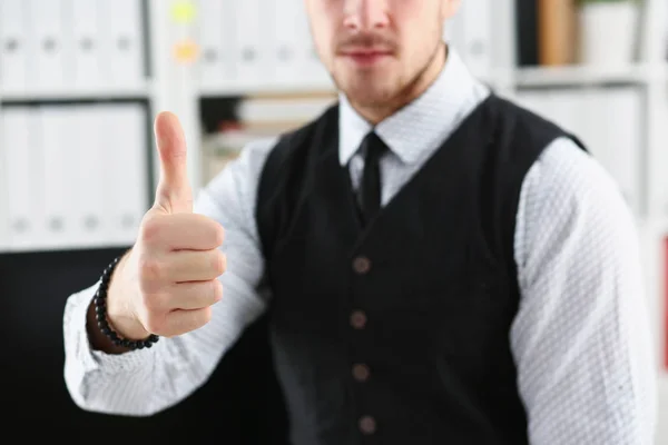 Mannelijke arm weergeven Ok of bevestig tijdens de conferentie in kantoor — Stockfoto