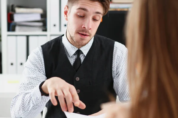 Hombre guapo en traje ofrecen formulario de contrato — Foto de Stock