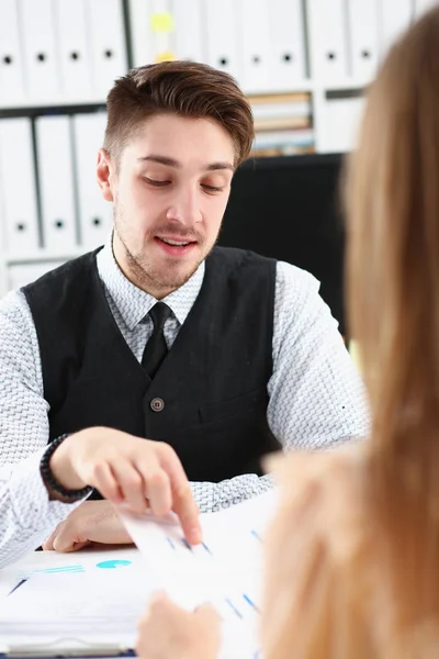 Hombre guapo en traje ofrecen formulario de contrato — Foto de Stock