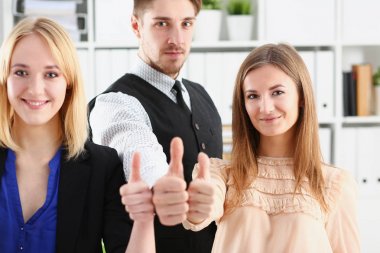 Bir grup insan ok gösterme veya ile onaylayın