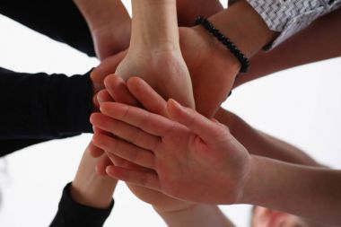Bir grup insan takım elbiseli yığın kazanmak için elinde geçti