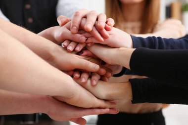 Bir grup insan takım elbiseli yığın kazanmak için elinde geçti