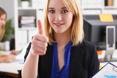 Tamam gösterilen güzel gülümseyen kadın