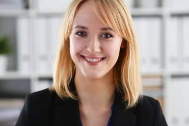 İşyerinde güzel gülümseyen kız bak kamera