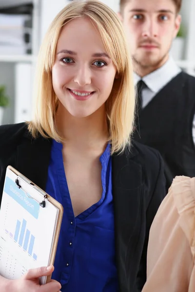 Hermosa sonrisa alegre chica en el lugar de trabajo — Foto de Stock