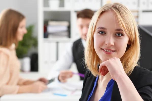 Hermoso retrato sonriente de mujer de negocios — Foto de Stock