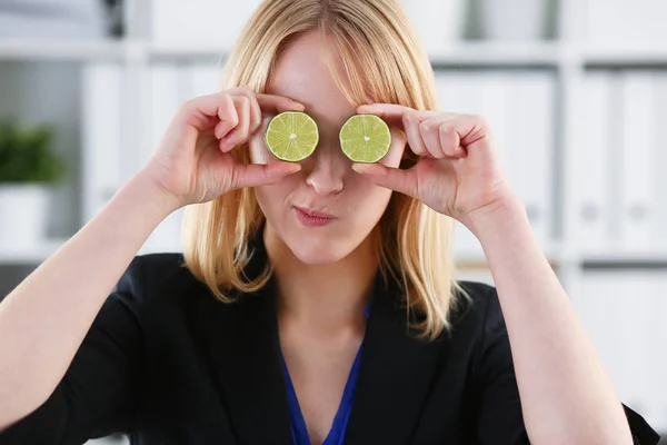 Mãos femininas segurar uma fruta de corte no nível dos olhos — Fotografia de Stock