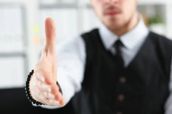 Hombre de traje y corbata dan la mano como hola en la oficina —  Fotos de Stock