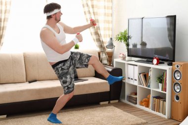 Yakışıklı delikanlı şort ve