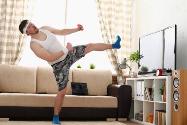 Yakışıklı delikanlı şort ve