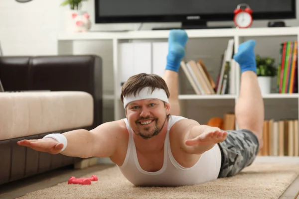 Unga attraktiva fitness man ligger på en tjock matta med — Stockfoto