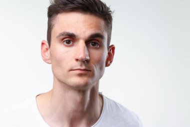 Fitness adam portre sevimli beyaz bir su tankında