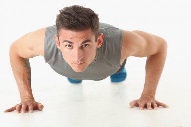 Fitness adam yerden sıkma gösterir