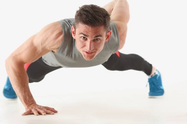 Fitness adam yerden sıkma gösterir