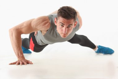 Fitness adam yerden sıkma gösterir