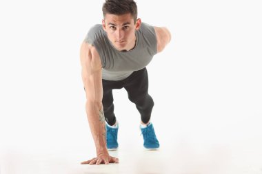 Fitness adam yerden sıkma gösterir
