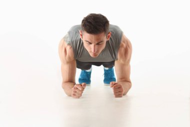 Fitness adam yerden sıkma gösterir