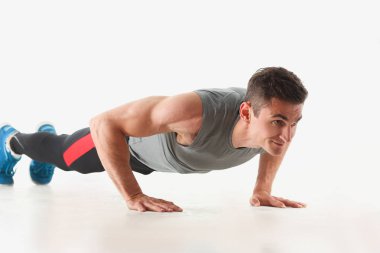 Fitness adam yerden sıkma gösterir