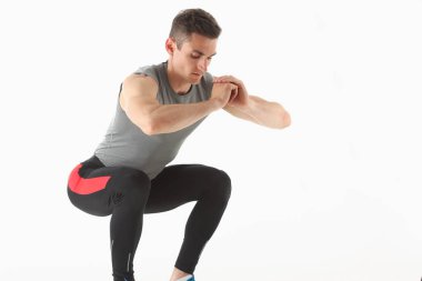 Fitness adam crouchs yerden gösterir