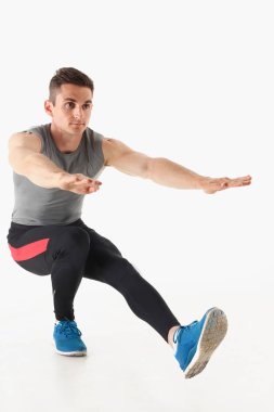 Fitness adam crouchs yerden gösterir