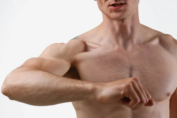 Fitness homem fundo ombro bíceps — Fotografia de Stock