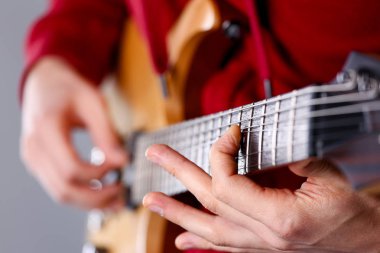 Erkek klasik şekli elektrik gitar çalmak silah