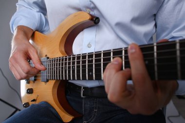 Erkek klasik şekli elektrik gitar çalmak silah