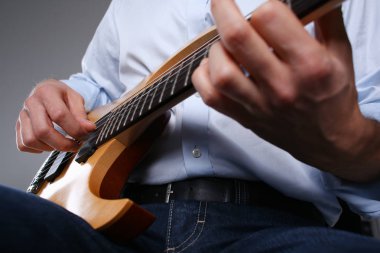 Erkek klasik şekli elektrik gitar çalmak silah