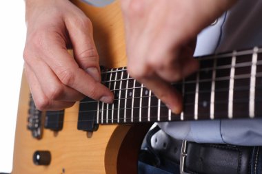 Erkek klasik şekli elektrik gitar çalmak silah