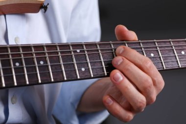 Erkek klasik şekli elektrik gitar çalmak silah