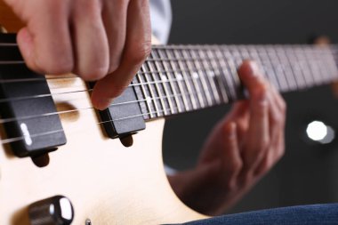 Erkek klasik şekli elektrik gitar çalmak silah