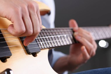 Erkek klasik şekli elektrik gitar çalmak silah
