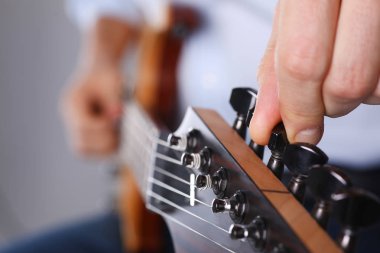 Erkek klasik şekli elektrik gitar çalmak silah