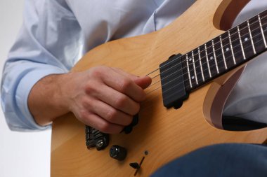 Erkek klasik şekli elektrik gitar çalmak silah