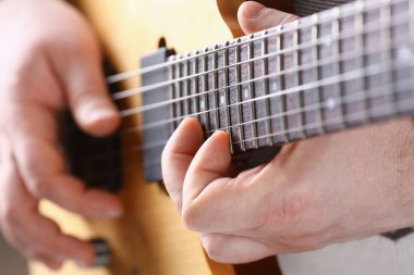 Erkek klasik şekli elektrik gitar çalmak silah
