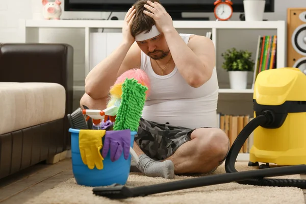 O homem foi deixado sozinho em casa tristeza — Fotografia de Stock