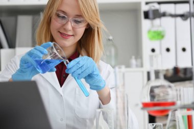 Koruyucu eldiven kollarında teknisyen hold