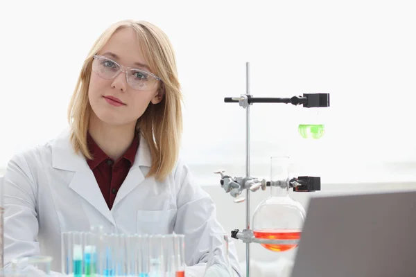 Lachende vrouw portret van het prachtige technicus — Stockfoto