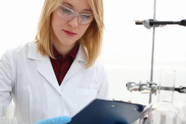 Vrouwelijke scheikundige in het laboratorium van biologische — Stockfoto