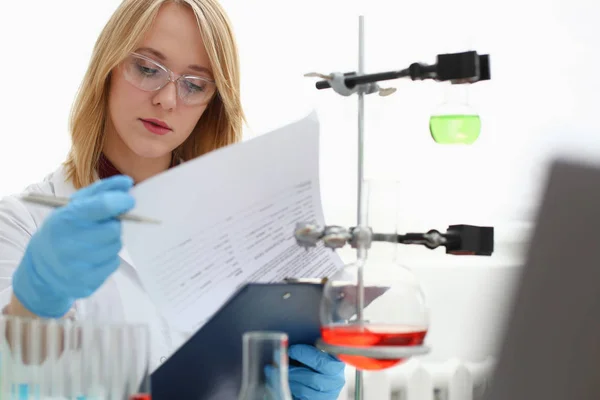 Química feminina no laboratório de biologia — Fotografia de Stock