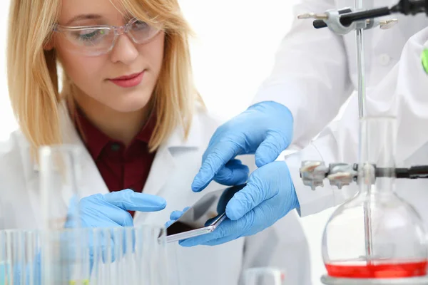 En kvinnlig läkare i ett kemiskt laboratorium innehar — Stockfoto