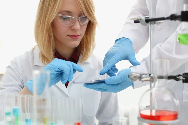 Uma médica feminina em um laboratório químico detém — Fotografia de Stock