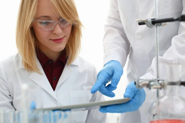 Een mannelijke arts in een chemisch laboratorium houdt — Stockfoto