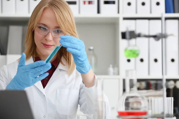 Technicus houden in armen in beschermende handschoenen — Stockfoto