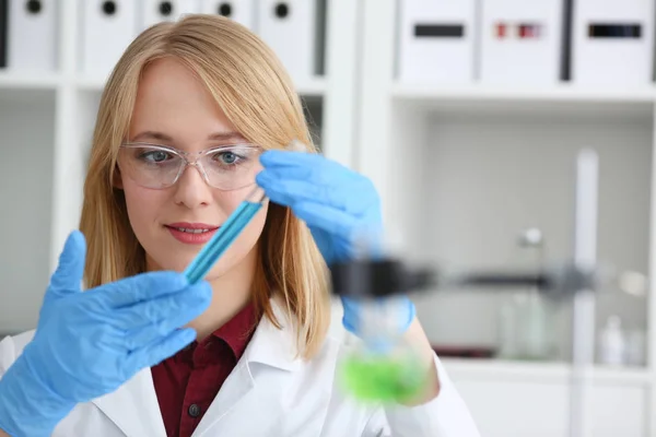 Technicus houden in armen in beschermende handschoenen — Stockfoto